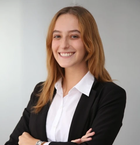 Alice Neves, Investment Analyst